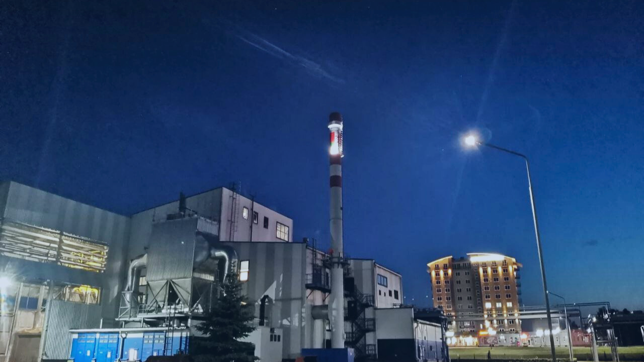 На дымовой трубе Пружанской ТЭЦ появилось изображение Государственного флага Республики Беларусь